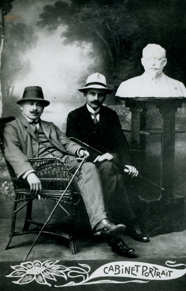 Ján Koniareks učiteľom N. Jankobuscom pri svojej buste šermiarskeho majstra Charlesa Dussého Belehrad 1910