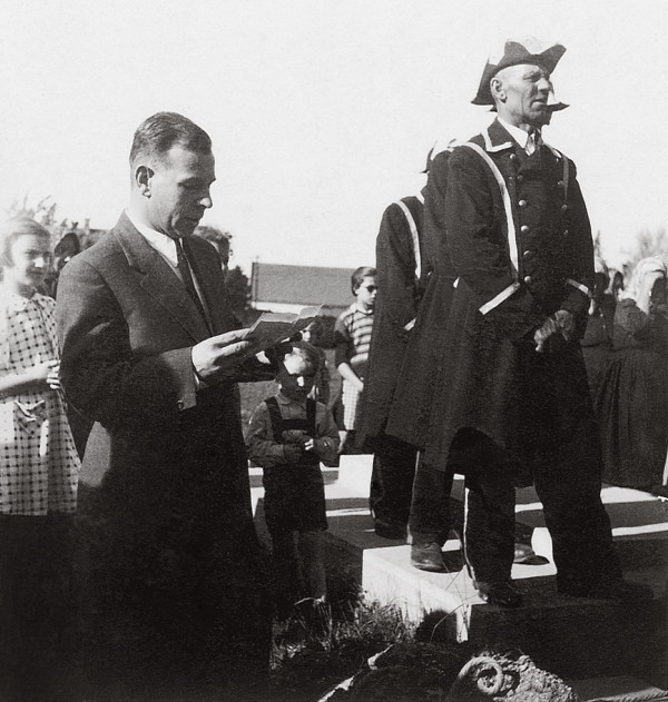 Smútočnú reč čítal  akad. sochár Jozef Kostka