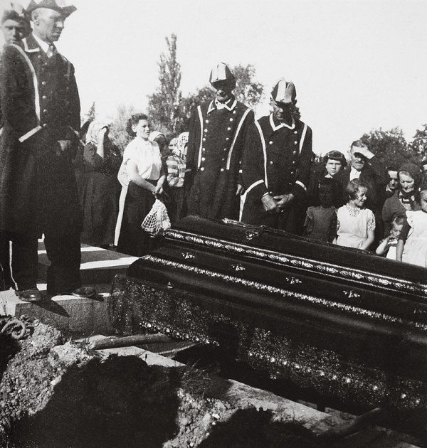 Pohreb Jána Koniarka sa konal 6. mája 1952 na Novom cintoríne v Trnave. Pochovával ho akademický malair a františkánsky kňaz Teodor Tekel (2)