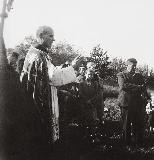 Pohreb Jána Koniarka sa konal 6. mája 1952 na Novom cintoríne v Trnave. Pochovával ho akademický malair a františkánsky kňaz Teodor Tekel
