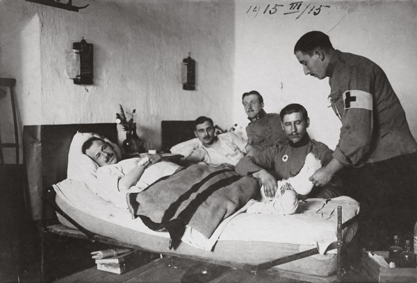 Ján Koniarek po zrazení (omrznutí nôh) v 1. svetovej vojne vo vojenskom lazarete obklopený priateľmi 1915