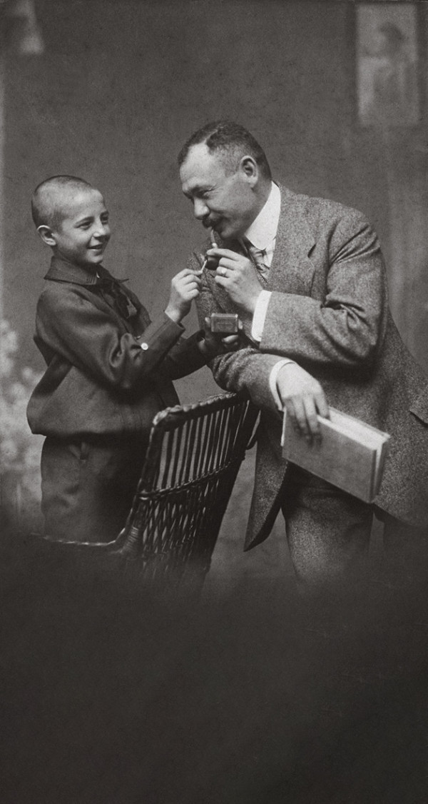 Ján Koniarek s neznámym chlapcom v belehradskom ateliéri 1910