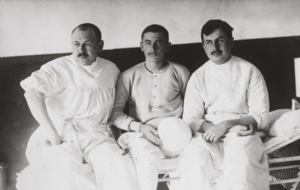 Ján Koniarek ako lapiduch (prvý zľava) v 1. svetovej vojne Sedmohradsko (Rumunsko) okolo roku 1917