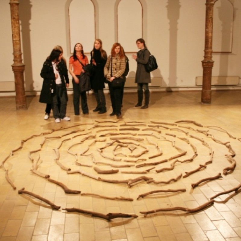 Richard Long: Špirála z naplaveného dreva rieky Avon; 1981, 80 konárov